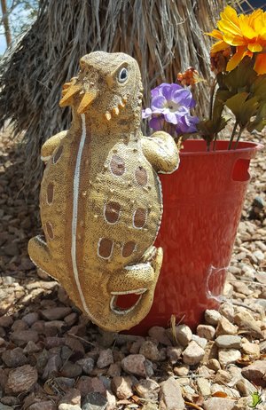 Giant Horned Toad pot/fence hanger 9" - Click Image to Close